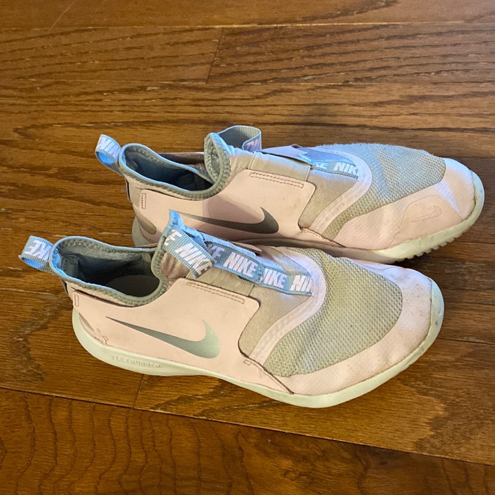 Nike pink girls size 5 shoes